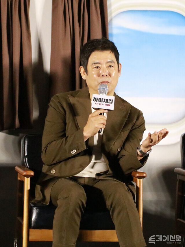 ‘하이재킹’ 제작보고회에서 질문에 답하고 있는 성동일 배우 ⓒ투데이신문