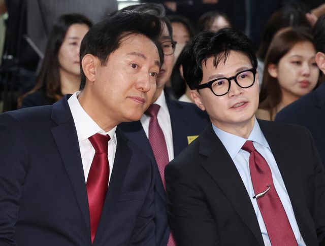 오세훈 서울시장과 한동훈 법무부 장관이 15일 오후 서울 동작구 서울여성플라자에서 열린 범죄피해자 원스톱 솔루션센터 설치·운영을 위한 업무협약에서 대화하고 있다. 2023.11.15. [사진제공=뉴시스]