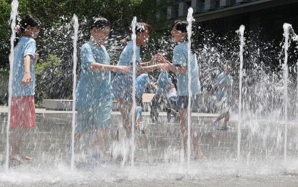 지난 23일 서울 종로구 광화문 광장 분수대에서 학생들이 물놀이를 하고 있다.&nbsp;[사진 제공=뉴시스]