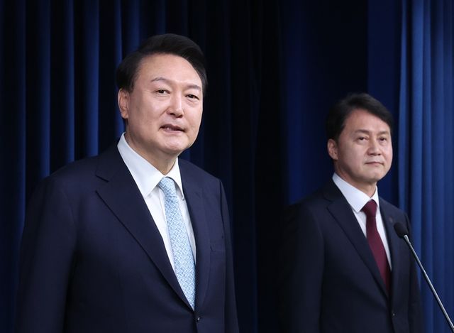 윤석열 대통령이 5월 7일 서울 용산 대통령실 청사에서 민정수석에 김주현(오른쪽) 전 법무부 차관을 임명 발표하고 있는 모습 [사진제공=뉴시스]<br>