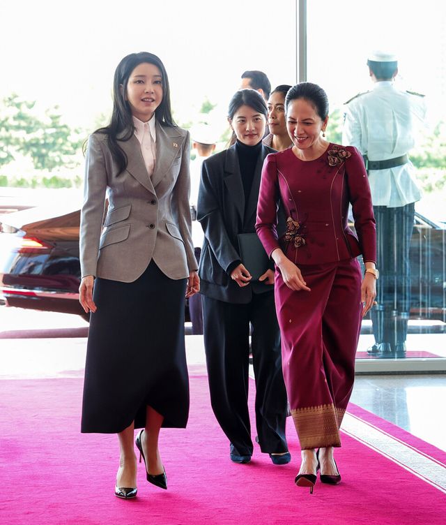 윤석열 대통령 부인 김건희 여사가 훈 마넷 캄보디아 총리 부인 뺏 짠모니 여사와 5월 16일 서울 용산 대통령실 청사로 들어서고 있는 모습 [사진제공=뉴시스]&nbsp;<br>