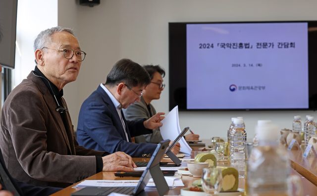 유인촌 문화체육관광부 장관이 지난 3월 14일 국악진흥법 시행을 앞두고 서울 종로구 국립현대미술관 서울관에서 국악계 분야별 원로를 만나고 있다. [사진제공=문화체육관광부]