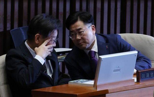 이재명(왼쪽) 더불어민주당 대표와 박찬대 원내대표가 28일 오후 서울 여의도 국회에서 열린 제414회 국회(임시회) 제2차 본회의에서 대화하고 있다. [사진제공=뉴시스]