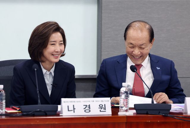 국민의힘 황우여 비상대책위원장과 나경원 당선인이 16일 서울 여의도 국회 의원회관에서 열린 '대한민국의 지속 가능한 내일을 위한 저출산과 연금개혁 세미나'에서 대화를 하고 있다. 2024. 05. 16. [사진제공=뉴시스]