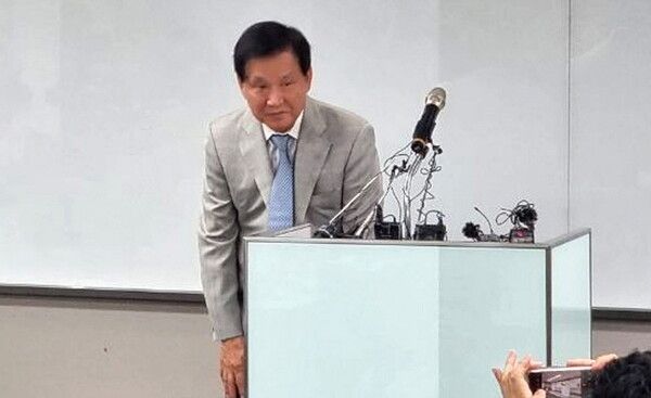 다우키움그룹 김익래 전 회장이 지난해 5월 회장직을 내려놓겠다고 밝혔다. 사진은 고개를 숙이는 김 전 회장ㅇ의 모습이다. [사진출처=뉴시스]