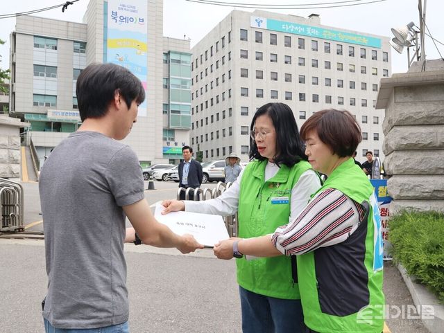 민주노총 공공운수노조 전국교육공무직본부 관계자들이 30일 서울시교육청 앞에서 ‘학교 폭염 대책 마련 촉구 기자회견’을 마친 뒤 교육당국 관계자에게 요구서를 전달하고 있다. ⓒ투데이신문