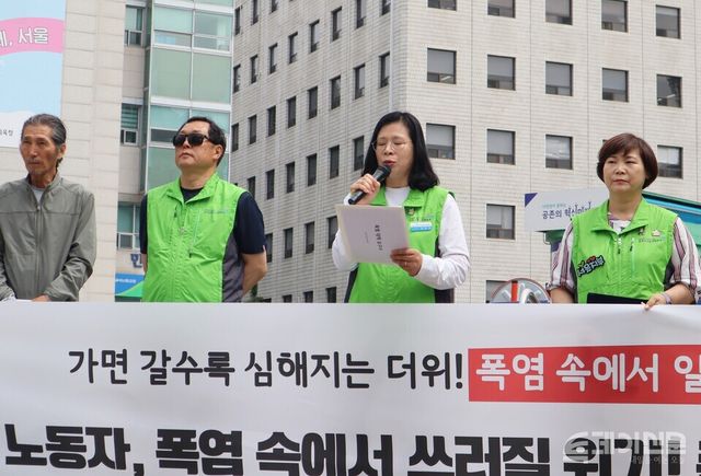 전국교육공무직본부 정경숙 노동안전위원장이&nbsp;30일 서울시교육청 앞에서 진행된 ‘학교 폭염 대책 마련 촉구 기자회견’에서 발언하고 있다.&nbsp; ⓒ투데이신문<br>