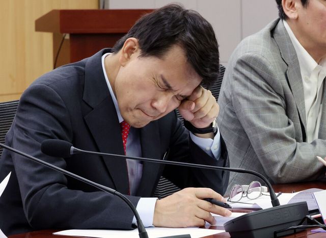 국민의힘 유력 당권 주자인 윤상현 의원이 지난 24일 오전 서울 여의도 국회 의원회관에서 열린 '진보가 보는 보수' 세미나에서 김윤철 경희대학교 후마니타스칼리지 교수의 발제를 듣다 잠시 눈을 감고 있다. [사진제공=뉴시스]