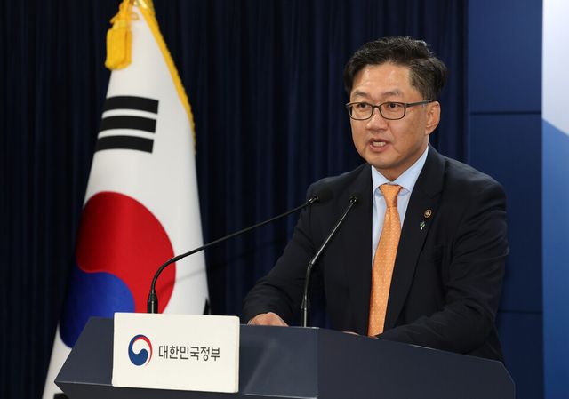 브리핑 진행하는 과학기술정보통신부 류광준 혁신본부장 [사진제공=뉴시스]