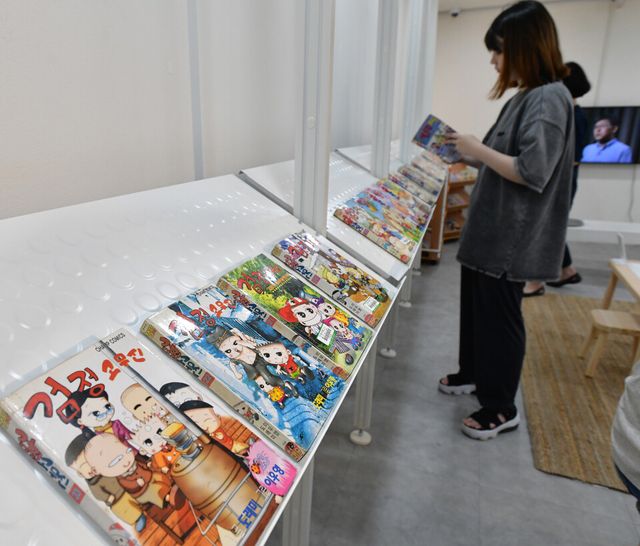 지난해 8월 26일 서울 경춘선숲길 갤러리서 개최된 고 이우영 작가의 추모 특별기획전 ‘이우영 1972-2023 : 매일, 내 일 검정고무신’에서 내방객들이 전시를 둘러보고 있다. [사진제공=뉴시스]