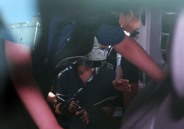 또래 여성을 살해하고 시신을 훼손·유기한 혐의로 구속된 정유정(당시 23·여)이 지난해 6월 2일 검찰에 송치되기 위해 부산 동래경찰서에서 호송차량으로 이동하고 있다. [사진제공=뉴시스]