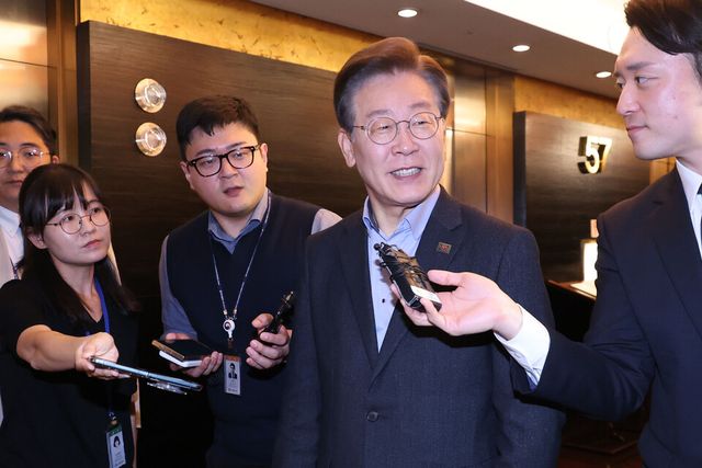 이재명 더불어민주당 대표가 3일 서울 여의도 내 한 중식당에서 5선 의원들과 오찬 행사를 위해 이동하고 있다. [사진제공=뉴시스]