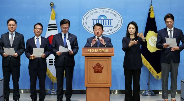 국회 국방위원회 소속 더불어민주당 김병주 간사와 의원들이 4일 오전 서울 여의도 국회 소통관에서 9·19 남북군사합의 전면 효력 정지 관련 기자회견을 하고 있다. 왼쪽부터 허영, 박선원, 김민석, 김 간사, 부승찬 의원.&nbsp;[사진출처=뉴시스]<br>