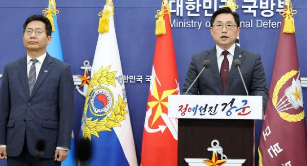 국방부 조창래 정책실장이 4일 오후 서울 용산구 국방부 청사에서 '9·19 군사합의 전부 효력 정지 결정'과 관련 브리핑을 하고 있다.[사진출처=뉴시스]<br>