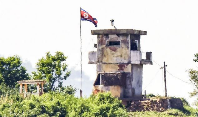 군 당국이 9·19 남북군사합의 전부 효력정지를 선언한 4일 경기 파주시 접경지역에서 바라본 북한 초소에서 북한군이 초소를 지키고 있다.[사진출처=뉴시스]<br>