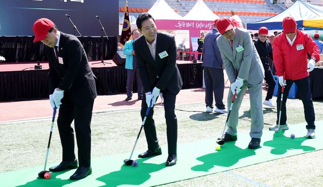 오세훈(왼쪽 두번째) 서울시장이 4일 오전 서울 용산구 효창운동장에서 열린 제24회 대한노인회 서울시연합회 시니어올림픽에서 파크골프 시타를 하고 있다. [사진제공=뉴시스]