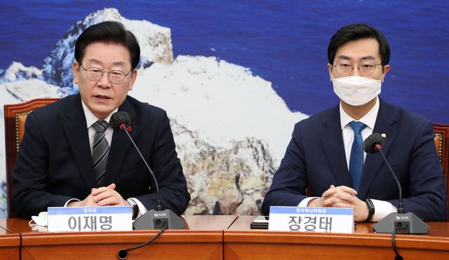 이재명 더불어민주당 대표가 6일 오전 서울 여의도 국회 당 대표실에서 열린 정치혁신위원회 출범식에서 인사말을 하고 있다. 오른쪽은 장경태 정치혁신위원장. [사진제공=뉴시스]