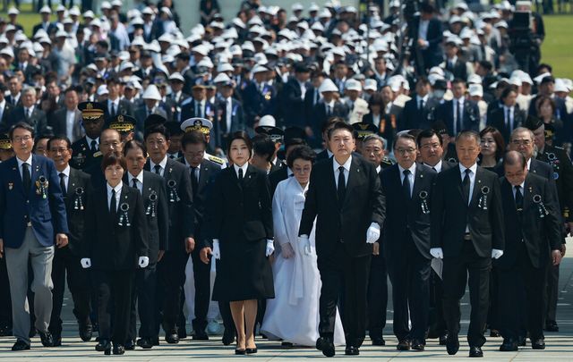 윤석열 대통령과 부인 김건희 여사가 6일 서울 동작구 국립서울현충원에서 열린 제69회 현충일 추념식에서 참배를 위해 현충탑으로 향하고 있다. [사진제공=뉴시스]