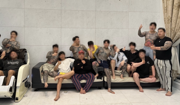 불법도박장 운영 혐의를 받는 MZ조폭들의 단체사진이다. [사진제공=서울경찰청]