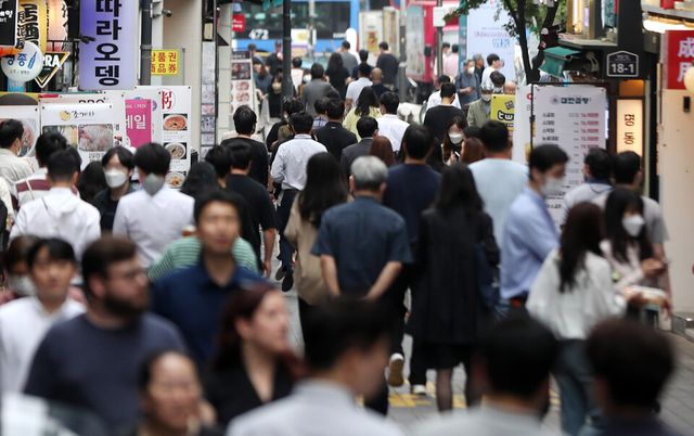 서울 중구 명동 인근에서 직장인들이 점심식사를 위해 걸음을 옮기고 있다. [사진제공=뉴시스]<br>