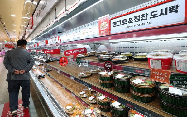 최근&nbsp;런치플레이션(물가 상승으로 점심값 지출이 증가한 상황) 현상이 심화되며 대형마트나 편의점에서 점심식사를 해결하는 소비자가 늘어나고 있다. [사진 출처=뉴시스]<br>