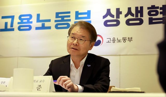 고용노동부 이정식 장관이 지난달 27일 서울 중구 달개비에서 열린 상생협력 포럼에 참석해 있다. [사진제공=뉴시스]