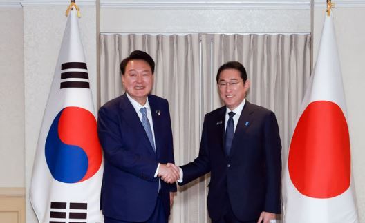 북대서양조약기구(NATO·나토) 75주년 정상회의에 참석한 윤석열 대통령이 10일(현지시각) 미국 워싱턴DC 윌러드 인터콘티넨탈 호텔에서 열린 한일 정상회담에서 기시다 후미오 일본 총리와 악수하고 있다. [사진출처=뉴시스]<br>