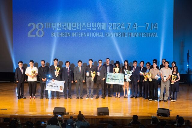 지난 12일 경기도 부천시 부천시청 어울마당에서 열린 제28회 부천국제판타스틱영화제 폐막식에서 참석자들이 기념사진을 촬영하고 있다. [사진제공=제28회 부천국제판타스틱영화제]