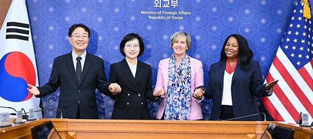 지난 11일부터 12일까지 서울 종로구 정부서울청사 별관에서 열린 제4차 한-미 환경협력위원회(ECC) 및 환경협의회(EAC) 참석자들이 기념사진을 촬영하고 있다. [사진=외교부]