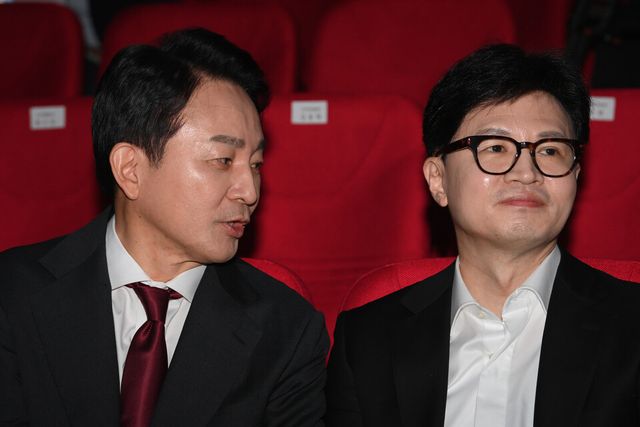 국민의힘 원희룡, 한동훈 당대표 후보가 2일 오전 서울 강서구 ASSA아트홀에서 열린 ‘체인지 5분 비전발표회’에서 정견 발표에 앞서 대화를 나누고 있다. [사진제공=뉴시스]