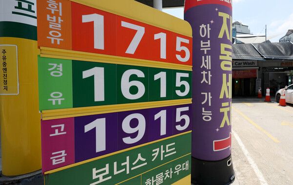 국내 주유소 기름값이 2주 연속 상승했다. [사진 출처=뉴시스]<br>