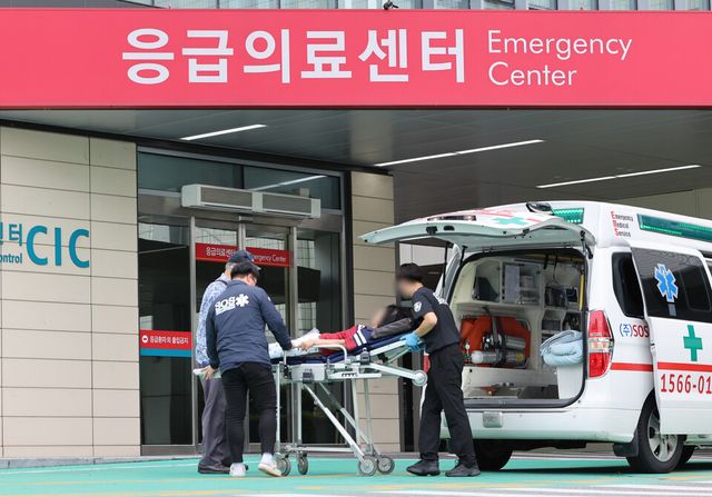 지난 21일 서울 소재 한 대학병원 응급실에 의료진이 환자를 이송하고 있다. [사진제공=뉴시스]<br>