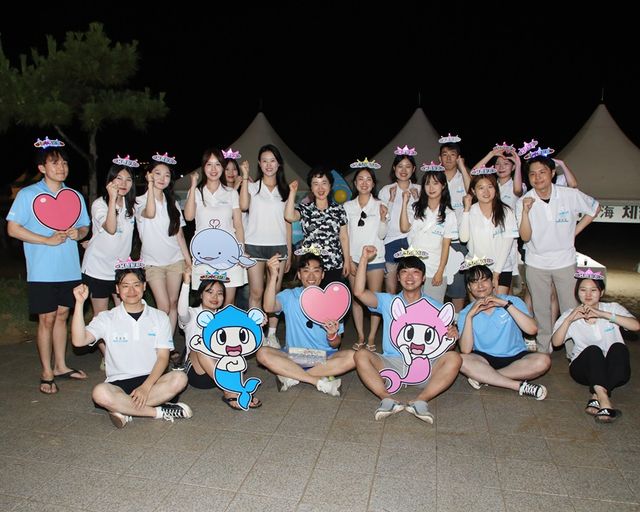 지난 7월 ‘2024년 수협은행 사랑해 썸머페스티벌’에 서포터즈로 참여한 ‘Sh크리에이터’와 ‘유니블루’ 단원들이 강신숙 은행장(뒷줄 가운데)과 기념촬영을 하는 모습. [사진제공=수협은행]