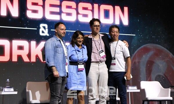 그랜드 하얏트 서울 호텔에서 뮤직 · 엔터테인먼트 페어 ‘뮤콘 2024’의 두 번째 오픈세션이 진행 후 단체 사진을 찍고있다. ⓒ투데이신문<br>