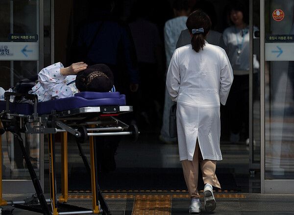 여당의 여야의정 협의체 구성 제안이 나오면서 의정 갈등 해소가 이뤄질지 주목된다. 사진은 서울 소재 모 대학병원에서 한 의료진이 환자 옆으로 지나가는 모습. [사진제공=뉴시스]