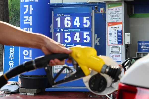 국내 주유소 휘발유와 경유의 평균 가격이&nbsp;6주 연속 하락했다. [사진 출처=뉴시스]<br>