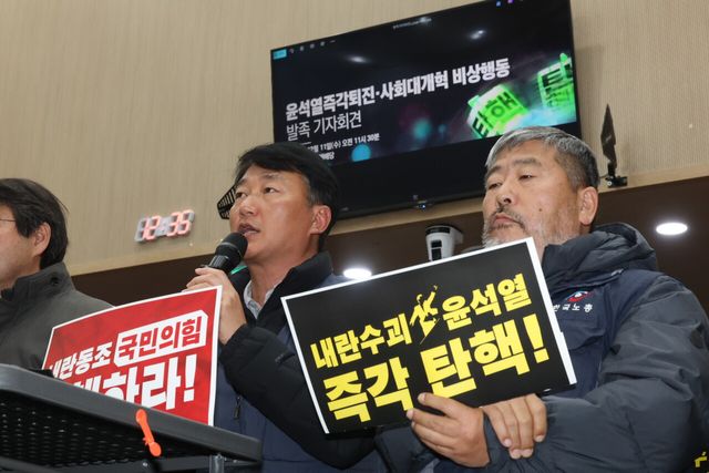 민주노총 양경수 위원장(왼쪽)과 한국노총 김동명 위원장이 지난달 11일 서울 종로구 향린교회에서 진행된 ‘윤석열 즉각 퇴진·사회대개혁 비상행동 발족 기자회견’에 참석해 있다. [사진제공=뉴시스]