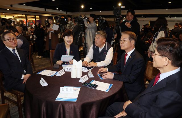 지난해 3월 7일 서울 한국노동조합총연맹에서 개최된 창립 78주년 기념식 및 후원의날 행사에서 김동명 한국노총 위원장, 경총 이동근 상근부회장, 당시 고용노동부 이정식 장관, 경사노위 김문수 위원장, 서영교 더불어민주당 최고위원 등 참석자들이 대화를 하고 있다.[사진제공=뉴시스]<br>