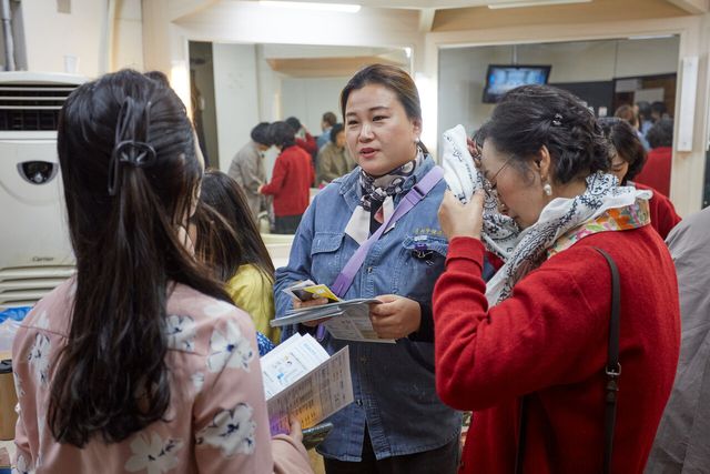 최별님씨가 달빛옥상 배우 및 스태프들과 대화를 나누고 있다. [사진제공=음악놀이터]