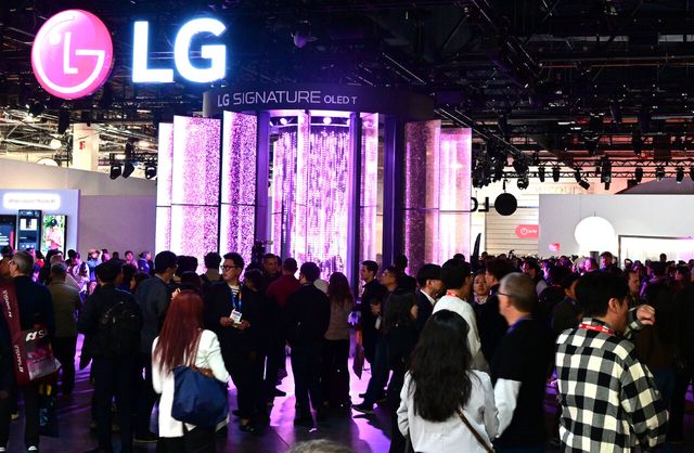 7일(현지 시간) 미국 라스베이거스에서 열리고 있는 LG전자 전시관에 관람객들이 북적이고 있다. [사진제공=LG전자]