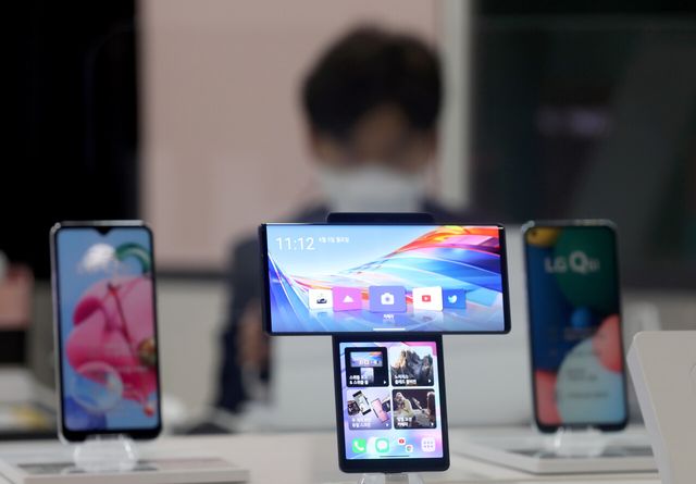 LG전자 매장에 진열된 스마트폰 [사진출처=뉴시스]
