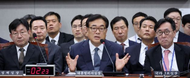 정진석(가운데) 대통령 비서실장. [사진출처=뉴시스]