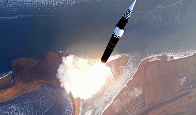 북한이 지난 6일 극초음속 중장거리 탄도미사일 시험발사를 진행하고 있다. [사진제공=뉴시스/조선중앙TV 캡쳐)