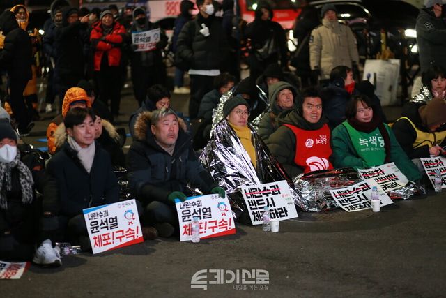 15일 오전 서울 용산구 한남동 대통령 관저 인근에서 윤석열 대통령 탄핵에 찬성하는 정당 및 시민사회단체 관계자들이 체포영장 집행 관련 뉴스 속보를 지켜보고 있다. ⓒ투데이신문