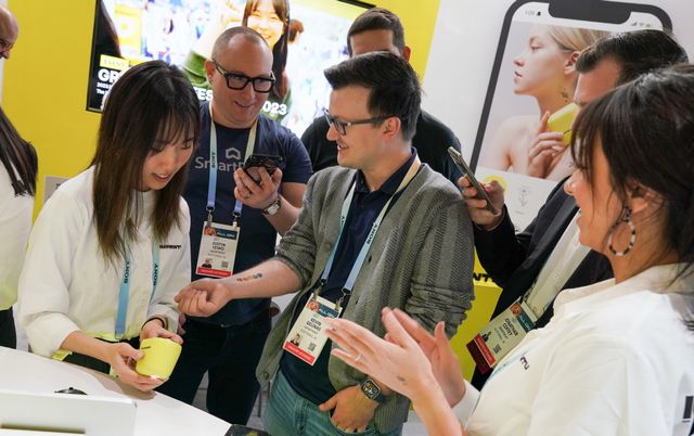 뷰티테크 강화에 나서고 있는 LG생활건강이 지난해 미니 타투 프린터&nbsp;‘임프린투’를 CES 2024에 선보였다. [사진 출처=LG생활건강]