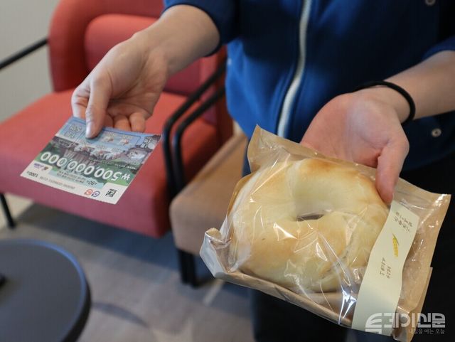 30대 청년 응답자가 빵과 복권을 들고 있다. ⓒ투데이신문