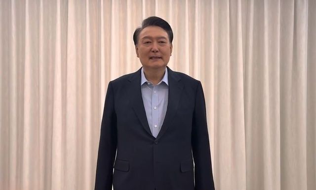 윤석열 대통령이 15일 내란수괴 혐의로 체포된 직후 공개한 대국민 영상 메시지에서 발언하고 있다.[사진제공=대통령실]