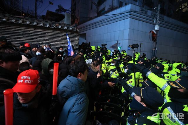 15일 오전 윤석열 대통령 지지자들이 서울 용산구 한남동 대통령관저 인근에서 출입통제에 나선 경찰에게 항의하고 있다. ⓒ투데이신문