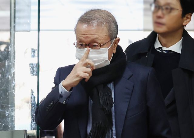 원식 전 남양유업 회장이 28일 오전 특정경제범죄 가중처벌법상 배임 혐의로 영장실질심사를 받기 위해 서울 서초구 서울중앙지법에 출석하고 있다. [사진 출처=뉴시스]<br>