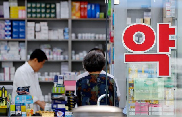 서울 종로구 소재 한 약국에서 약사가 환자를 응대하고 있다. [사진제공=뉴시스]